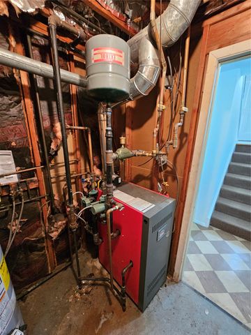 8 Mockingbird Lane, Poughkeepsie, NY 12601