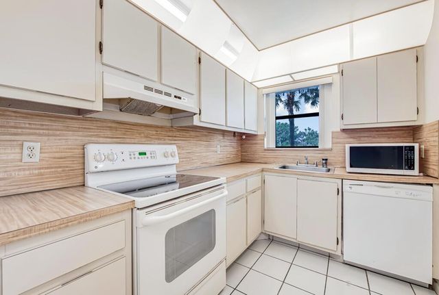 4640 Lucerne Lakes Boulevard 206, Lake Worth, FL 33467