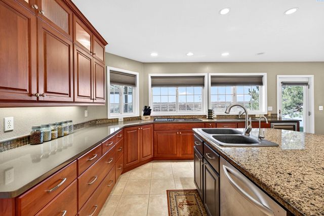 39 Paradise Dr, Burbank, WA 99323