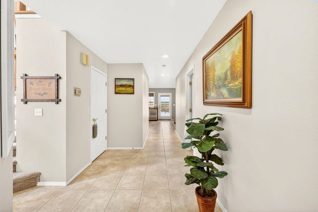 39 Paradise Dr, Burbank, WA 99323