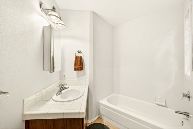 39 Paradise Dr, Burbank, WA 99323