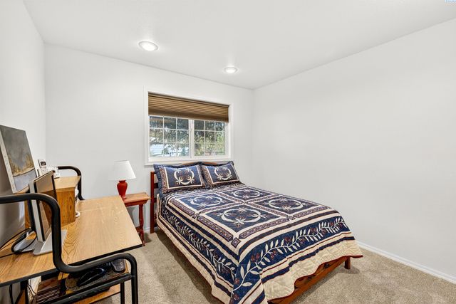 39 Paradise Dr, Burbank, WA 99323