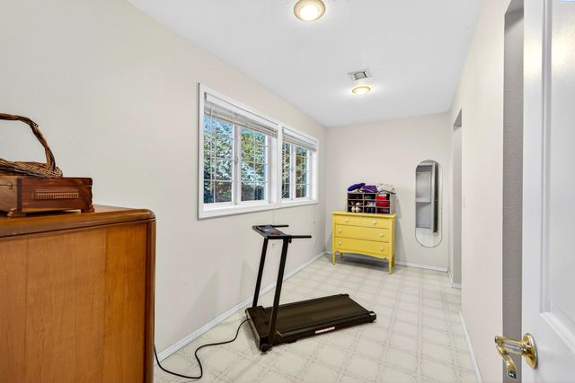 39 Paradise Dr, Burbank, WA 99323