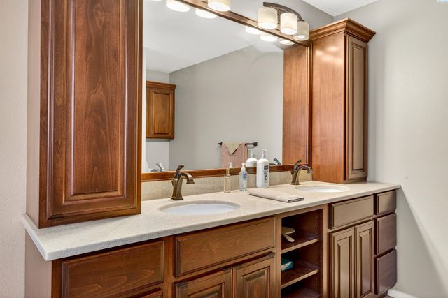 39 Paradise Dr, Burbank, WA 99323