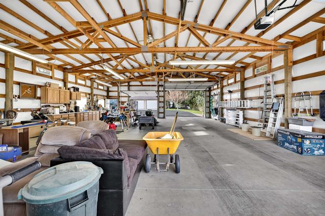 39 Paradise Dr, Burbank, WA 99323