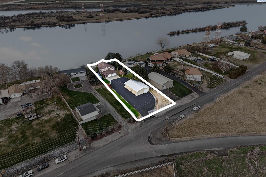 39 Paradise Dr, Burbank, WA 99323