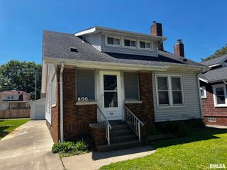 800 W MEADOWS Place, Peoria, IL 61604