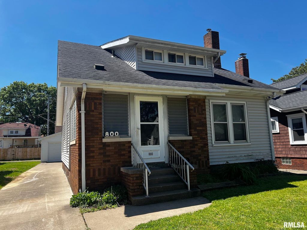 800 W MEADOWS Place, Peoria, IL 61604