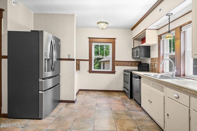 519 Kenwood Avenue, Bethlehem, NY 12054