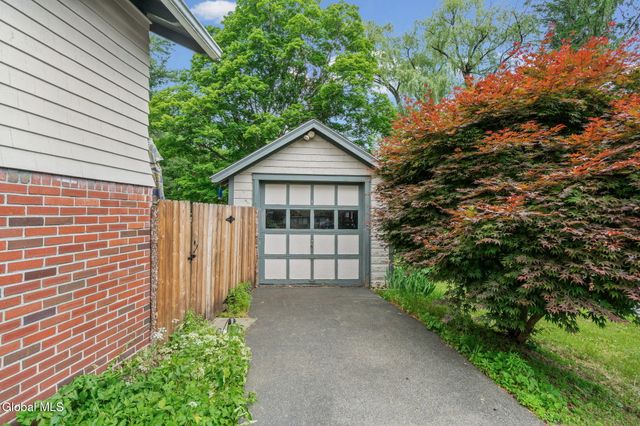 519 Kenwood Avenue, Bethlehem, NY 12054