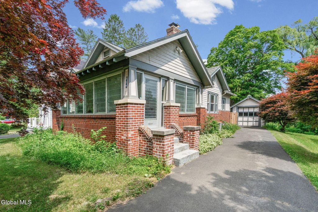 519 Kenwood Avenue, Bethlehem, NY 12054