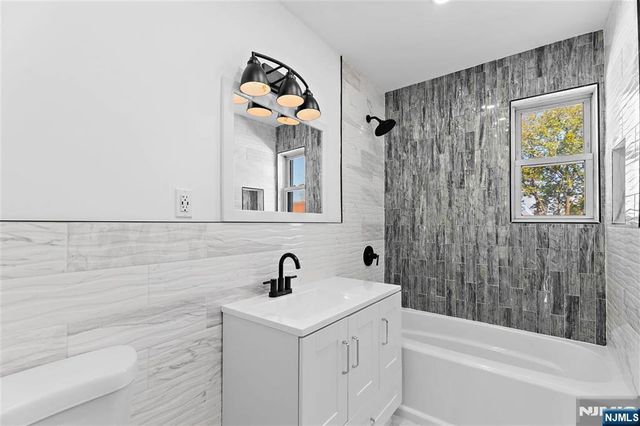 29 Parkview Terrace, Bayonne, NJ 07002