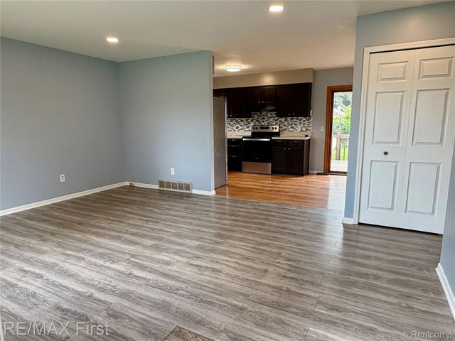 2830 Hessel Avenue, Rochester Hills, MI 48307