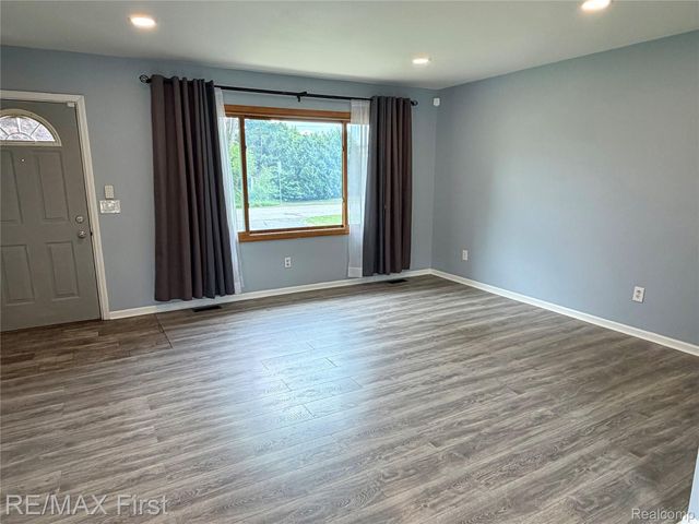 2830 Hessel Avenue, Rochester Hills, MI 48307