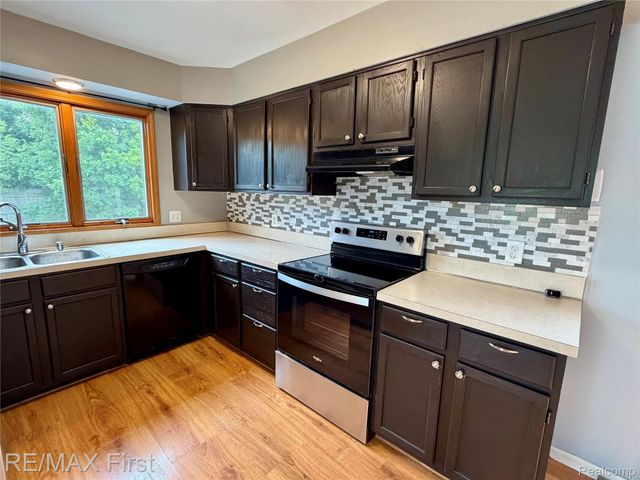 2830 Hessel Avenue, Rochester Hills, MI 48307