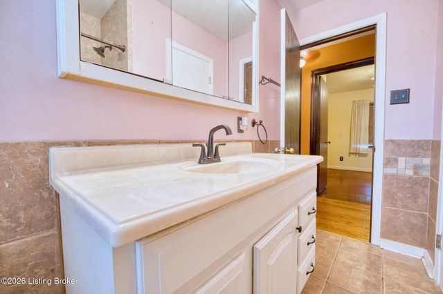 2300 Quinn Dr, Louisville, KY 40216