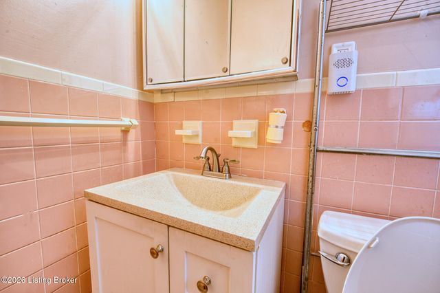 2300 Quinn Dr, Louisville, KY 40216