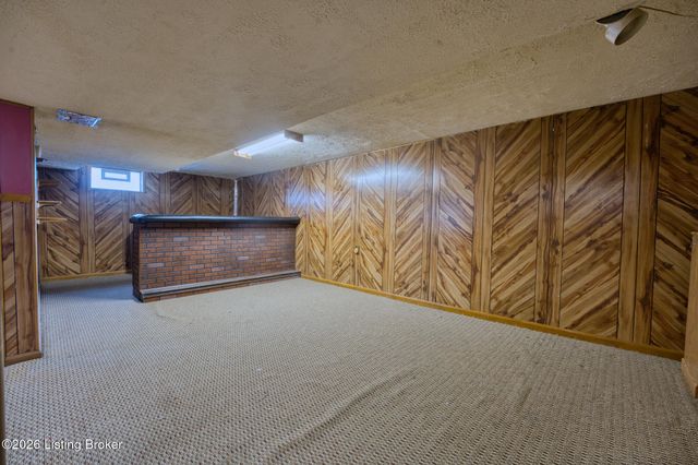 2300 Quinn Dr, Louisville, KY 40216
