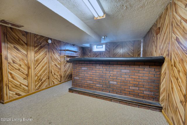 2300 Quinn Dr, Louisville, KY 40216