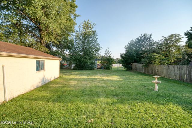 2300 Quinn Dr, Louisville, KY 40216