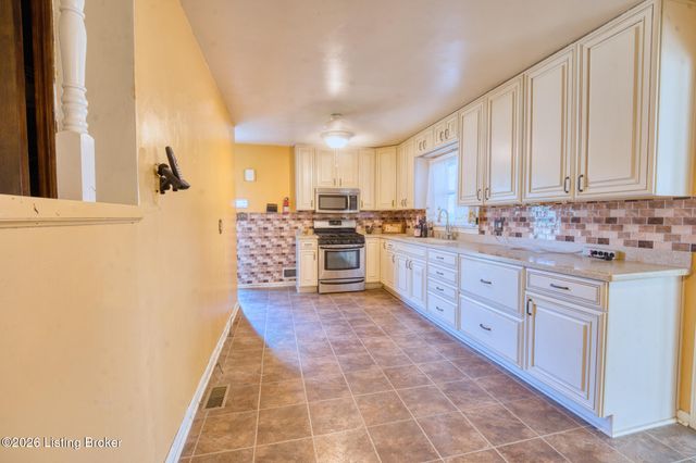 2300 Quinn Dr, Louisville, KY 40216