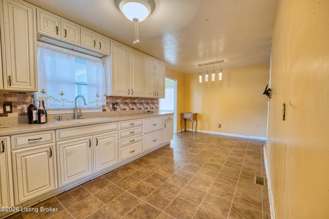 2300 Quinn Dr, Louisville, KY 40216