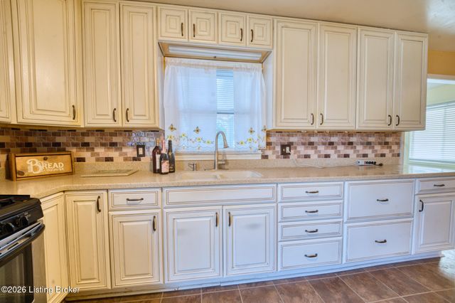 2300 Quinn Dr, Louisville, KY 40216