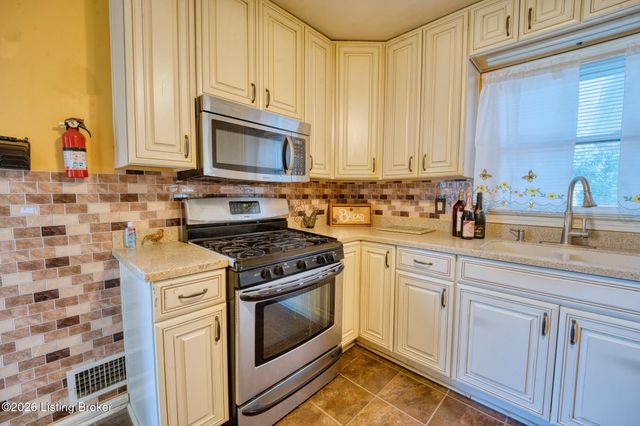 2300 Quinn Dr, Louisville, KY 40216