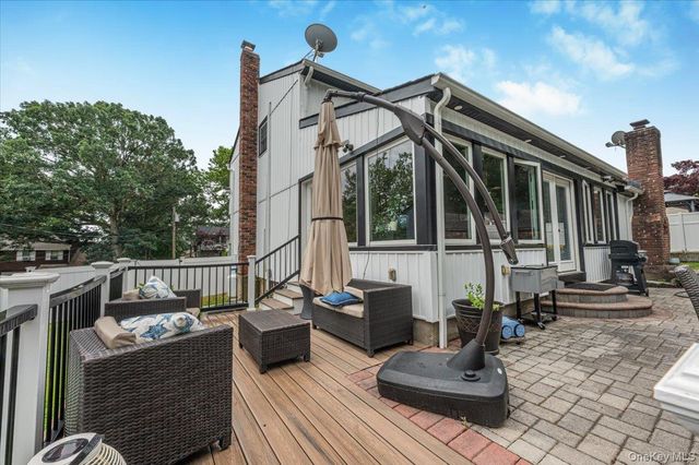 35 Washington Heights Street, Selden, NY 11784