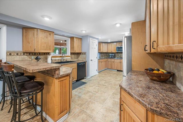 35 Washington Heights Street, Selden, NY 11784