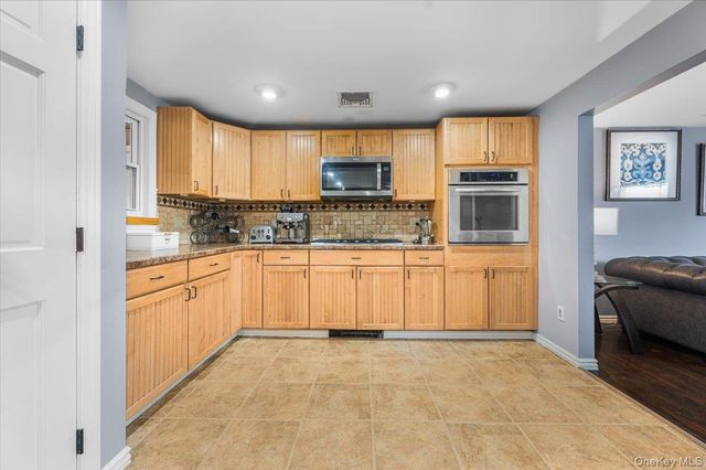 35 Washington Heights Street, Selden, NY 11784