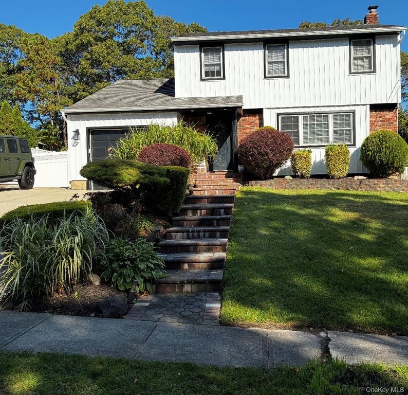 35 Washington Heights Street, Selden, NY 11784