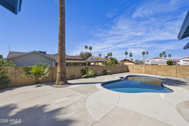 2245 E CAPRI Circle, Mesa, AZ 85204