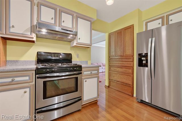 417 Eckford Circle, Troy, MI 48085