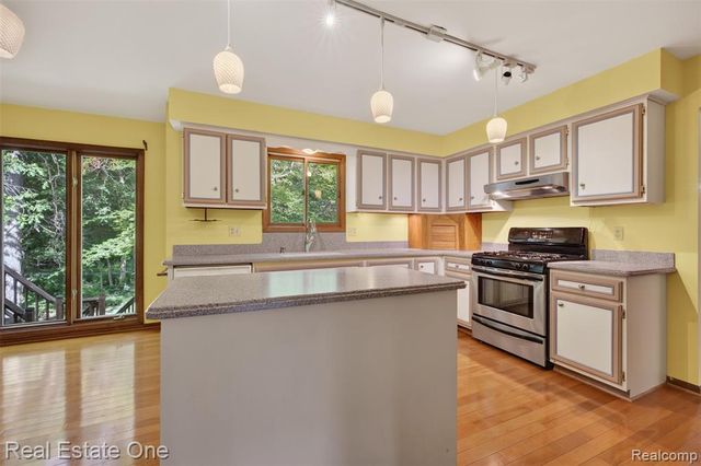 417 Eckford Circle, Troy, MI 48085