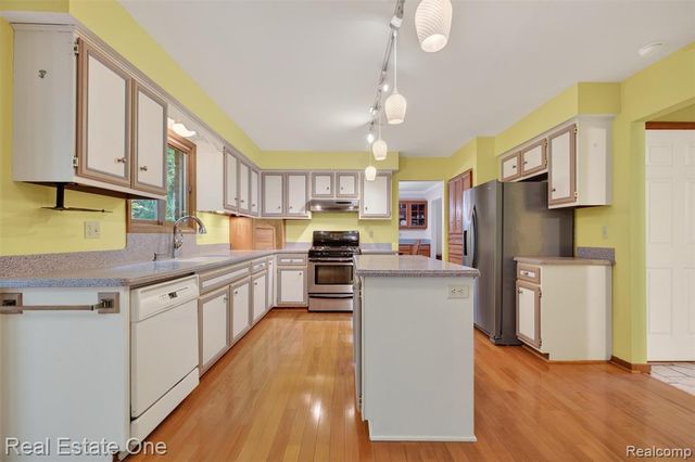 417 Eckford Circle, Troy, MI 48085