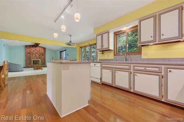 417 Eckford Circle, Troy, MI 48085
