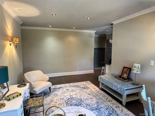 222 7th Street 2B, Garden City, NY 11530