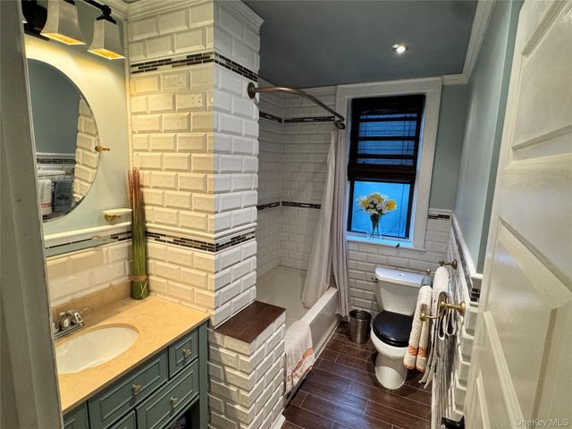 222 7th Street 2B, Garden City, NY 11530