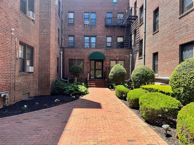 222 7th Street 2B, Garden City, NY 11530