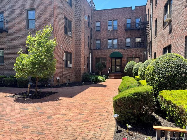 222 7th Street 2B, Garden City, NY 11530