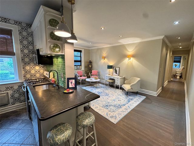 222 7th Street 2B, Garden City, NY 11530
