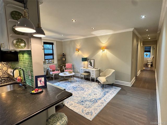 222 7th Street 2B, Garden City, NY 11530