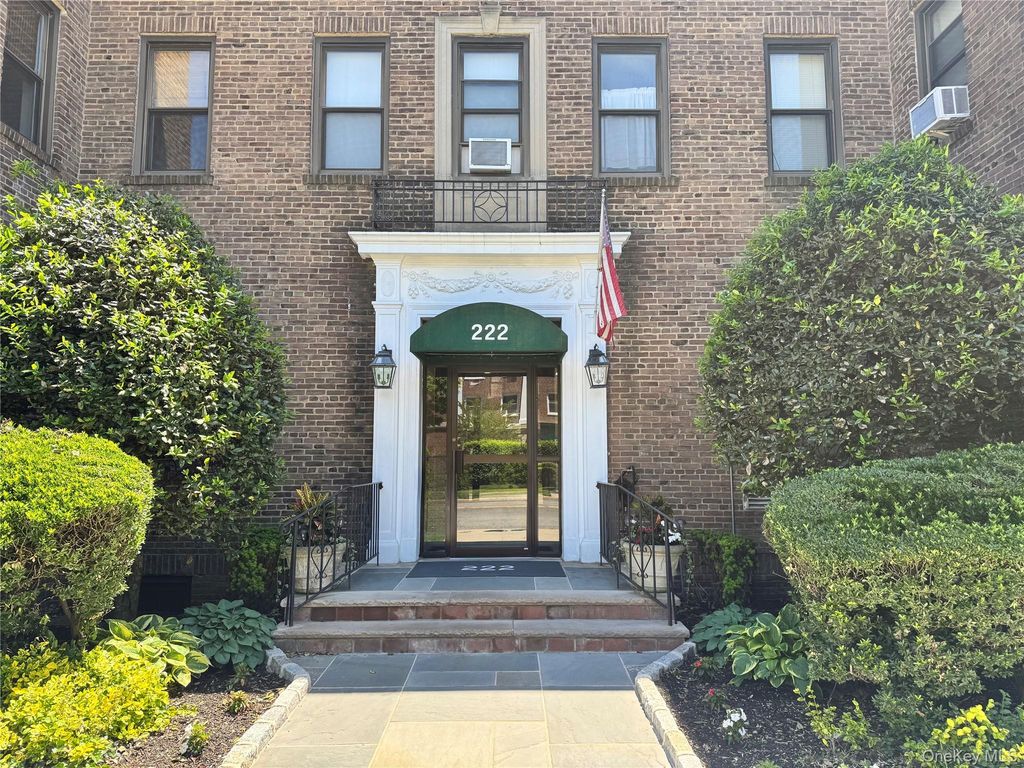 222 7th Street 2B, Garden City, NY 11530