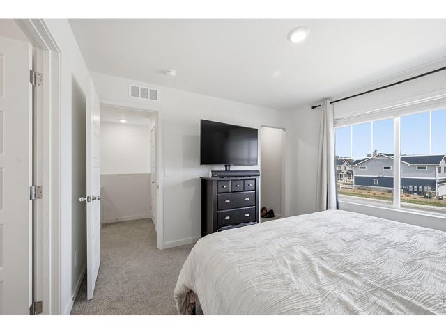 438 Mountain Bluebird Dr, Johnstown, CO 80534