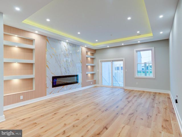 1019 E PALMER ST, Philadelphia, PA 19125