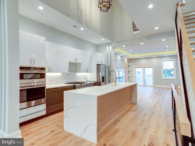 1019 E PALMER ST, Philadelphia, PA 19125