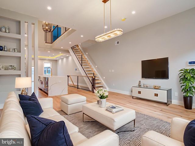 1019 E PALMER ST, Philadelphia, PA 19125