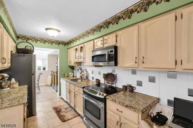 107 Bayberry Dr, Franklin Twp., NJ 08873