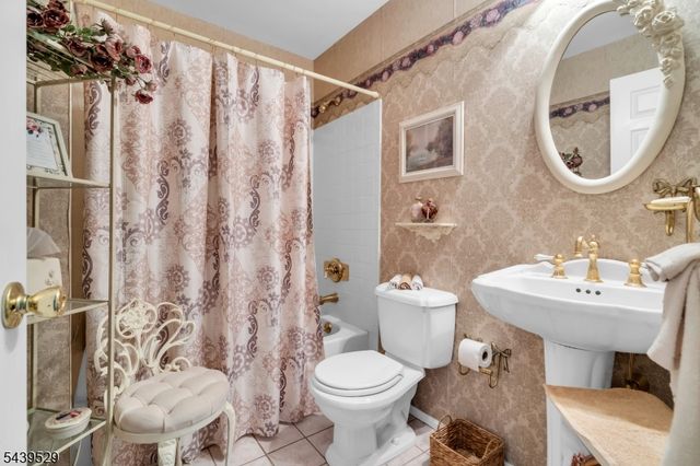 107 Bayberry Dr, Franklin Twp., NJ 08873